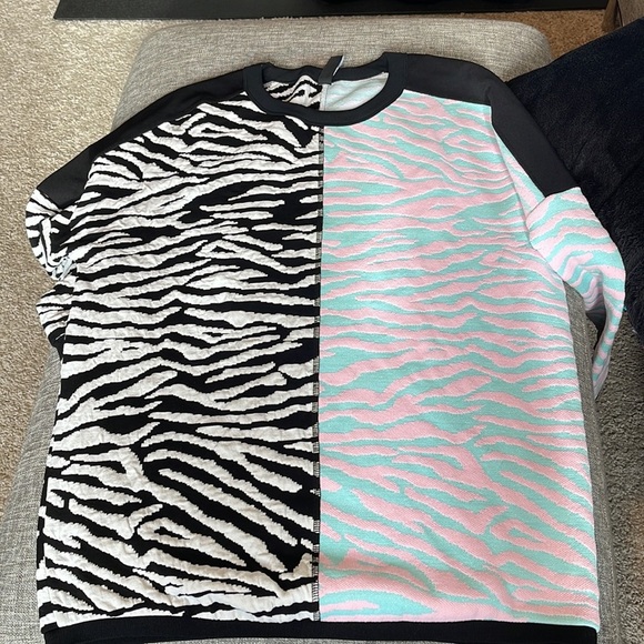 Marc Cain Long length knitted sweater with wide silhouette, contrasting … - Picture 9 of 10